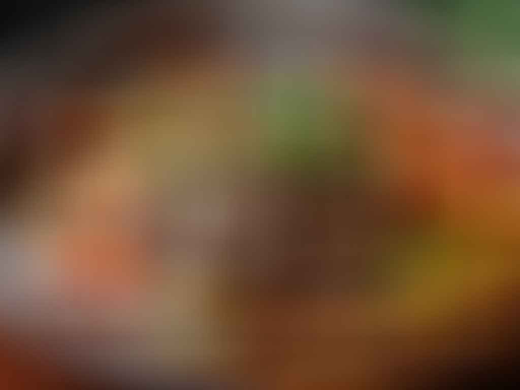Bouilli de boeuf servi avec carottes, céleri et pommes de terre dans un plat en terre cuite, encore fumant.