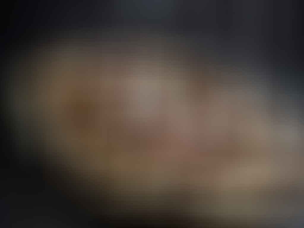Tarte flambée garnie de crème, oignons caramélisés et morceaux de lard fumé – une recette savoureuse et traditionnelle.