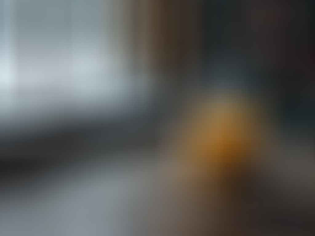 Dampfender Grog auf einem Holztisch, mit verschneitem Fenster und Weihnachtsbaum im Hintergrund – perfektes Grog-Rezept.