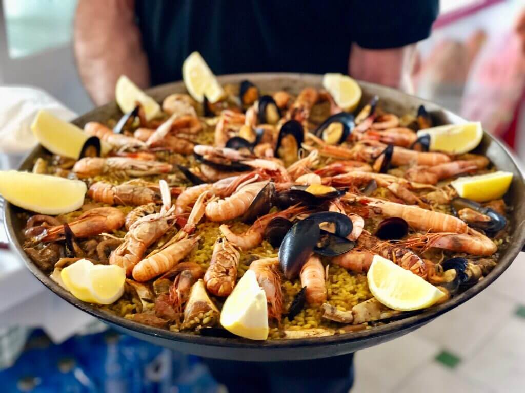 Idée recette savoureuse préparée dans une poêle géante, parfaite pour régaler une grande tablée conviviale.