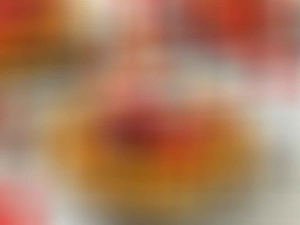 Gaufres dorées garnies de chocolat blanc, framboises fraîches et basilic – une recette gourmande et originale.