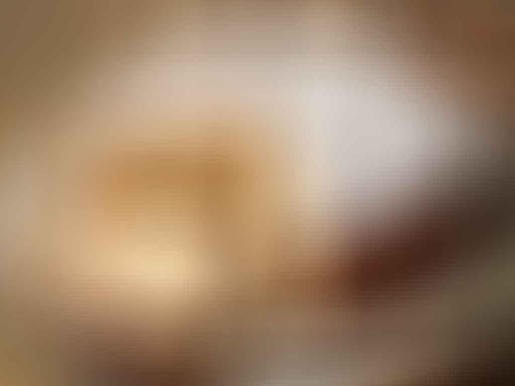 Vanillekuchen mit Puderzucker, serviert auf einem rustikalen Holztisch – perfektes Rezept für Backliebhaber.