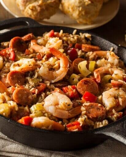 Mélange Cajun mijoté avec crevettes, saucisses et poivrons dans une poêle en fonte traditionnelle