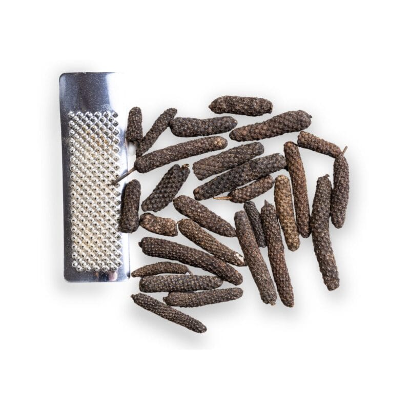 Langer Pfeffer aus Java mit weißem Hintergrund