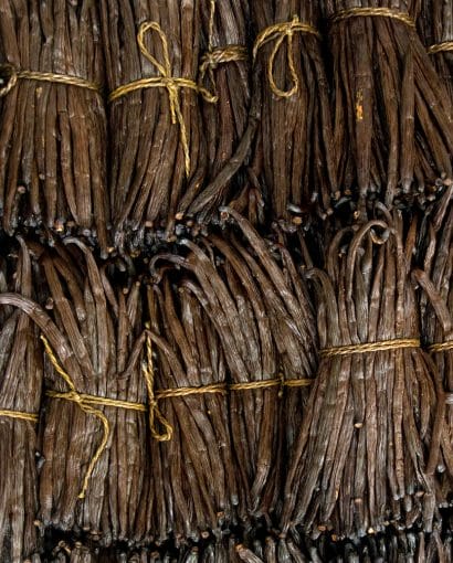 Wie man seine Vanille auswählt 4 Cette catégorie intermédiaire, avec 25-30% d'humidité, offre un excellent compromis. Son taux de vanilline entre 1,6% et 2,2% en fait une option équilibrée entre les vanilles brunes EU-US et les vanilles Noire Gourmet.