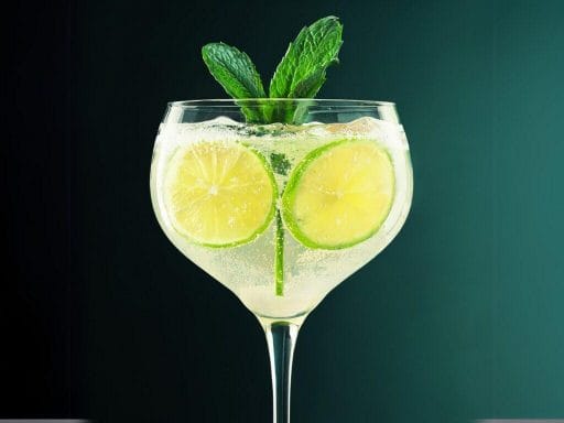 "Hugo cocktail" pétillant au poivre de Sichuan, menthe et citron vert - Apéritif rafraîchissant.