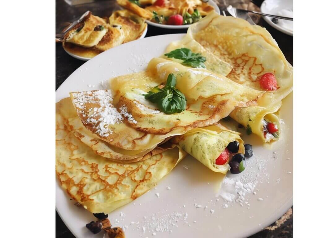 Hausgemachte Crêpes mit frischen Beeren, traditionelles französisches Crêpes Rezept