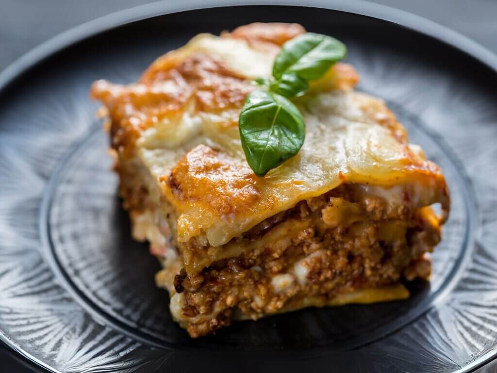 Traditionelles Lasagne Rezept in Auflaufform: saftige Fleischsauce, Pasta und goldbraun überbackener Käse