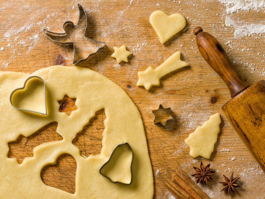 Recette biscuits milanais en forme de cœurs et sapins pour accompagner une milanais recette traditionnelle - touche sucrée dorée.