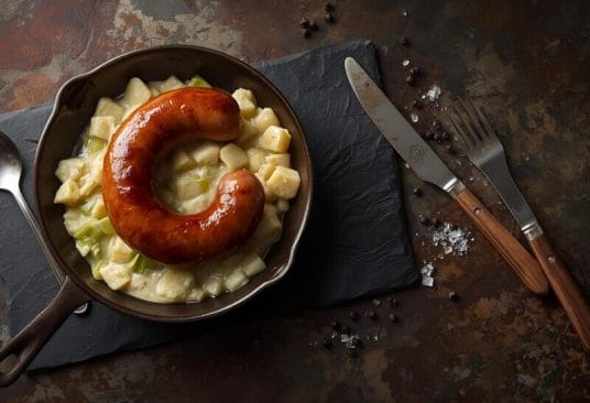 Papet vaudois traditionnel suisse, soupe épaisse aux pommes de terre, légumes et saucisse fumée