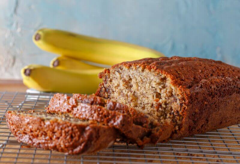Banana Bread Moelleux aux Épices doré et parfumé avec des bananes mûres, prêt à être dégusté au petit-déjeuner