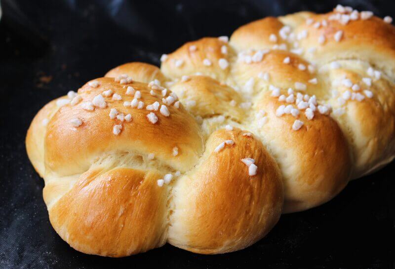 Brioche moelleuse à la Vanille de Tahiti dorée et appétissante, parfaite pour le petit-déjeuner