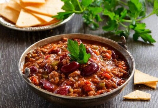 Chili con Carne Réconfortant au Paprika Fumé mijotant avec bœuf haché, haricots rouges et épices aromatiques