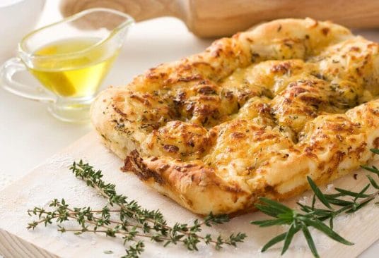Focaccia Maison au Romarin et Mélange 5 Baies 1 Focaccia Maison au Romarin et Mélange 5 Baies - Pain italien moelleux avec herbes aromatiques
