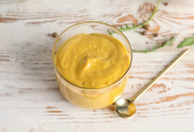 Moutarde de Bénichon Traditionnelle, confiture d'épices aigre-douce fribourgeoise, sur cuchaule beurrée.