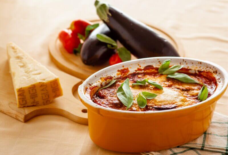 Parmigiana di Melanzane Classique 3 Gratin d'aubergines Parmigiana di Melanzane Classique avec sauce tomate, mozzarella fondante et parmesan doré