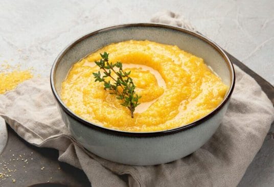 Polenta Crémeuse au Sel à la Truffe et Mélange 5 Baies - Une version riche et parfumée de la polenta classique, rehaussée par l'arôme puissant du Sel à la Truffe et la complexité du Mélange 5 Baies. Facile et rapide à préparer, cette polenta onctueuse accompagne à merveille les viandes en sauce, les légumes rôtis ou peut se déguster seule pour un plat réconfortant.