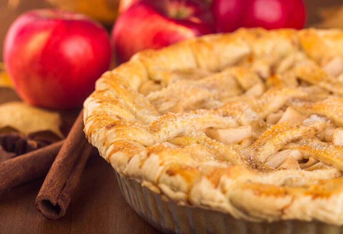 Tarte aux pommes rustique garnie de lamelles de pommes caramélisées à la cannelle et vanille Bourbon