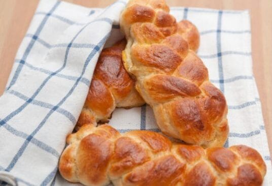 Tresse briochée dorée et moelleuse à la vanille, tressée artisanalement avec mie filante