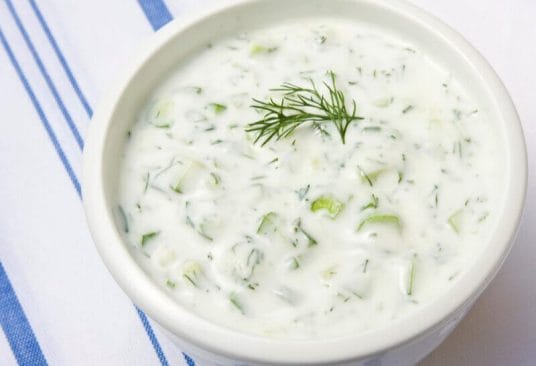 Sauce blanche kebab crémeuse et épicée, parfaite avec viandes grillées et frites