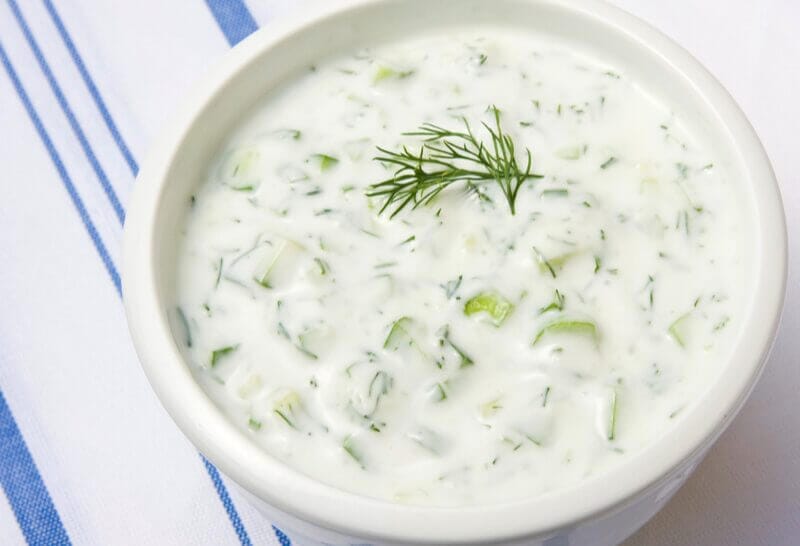 Sauce blanche kebab 3 Sauce blanche kebab crémeuse et épicée, parfaite avec viandes grillées et frites