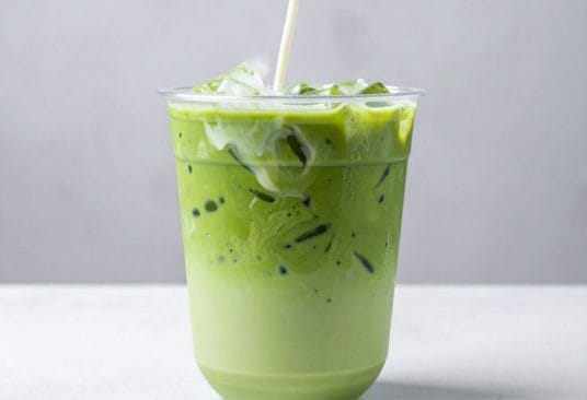 Matcha Latte à la Vanille Bourbon onctueuse avec mousse verte et arôme vanillé