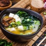 Soupe miso au tofu - Une soupe miso revisitée, raffinée et légèrement relevée grâce au gingembre. Parfaite pour un dîner sain et réconfortant