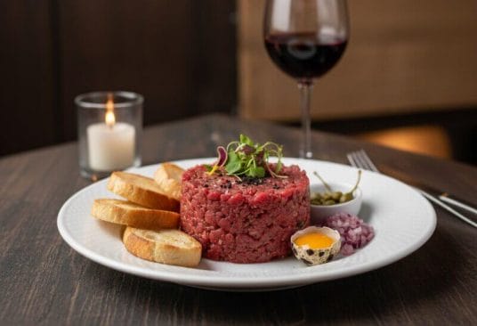 Tartare de Bœuf Classique au Sel à la Truffe - Une recette intemporelle de tartare de bœuf, où la viande de premier choix est taillée au couteau pour une texture parfaite. L'assaisonnement est rehaussé par l'arôme sophistiqué du Sel à la Truffe