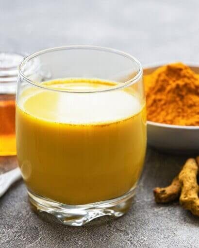ein Getränk mit Kurkuma